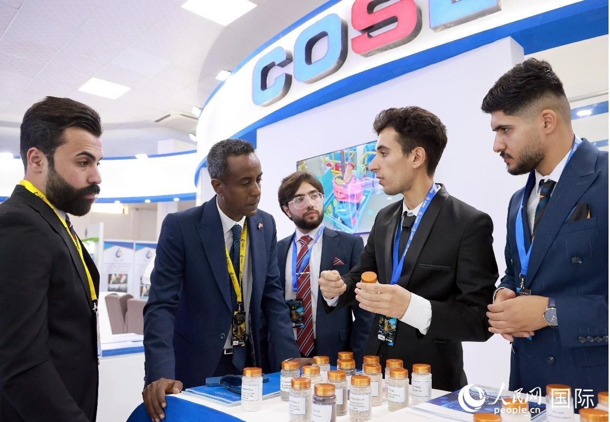 圖為中海油服工作人員在介紹產(chǎn)品。人民網(wǎng)記者 管克江攝