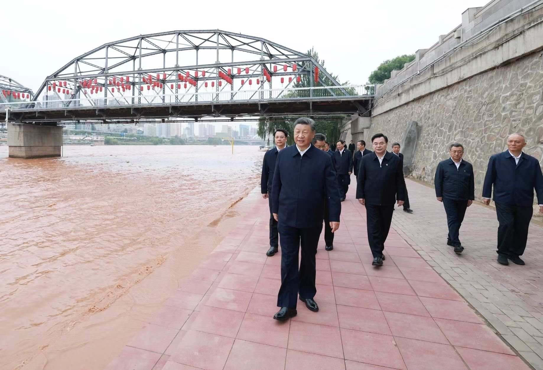 △9月11日下午，甘肅蘭州市黃河蘭州中山橋段，習(xí)近平總書記了解當(dāng)?shù)赝苿狱S河流域生態(tài)保護等情況。