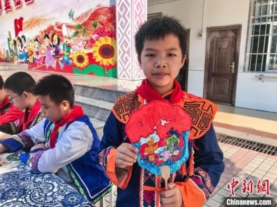 翠竹小學(xué)學(xué)生展示自己繪制的團(tuán)扇作品。蔣豐慧 攝