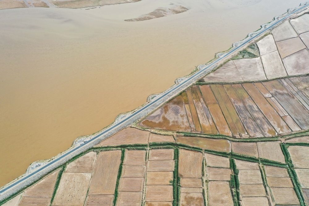 2024年5月26日在內(nèi)蒙古巴彥淖爾市臨河區(qū)拍攝的黃河（無人機照片）。巴彥淖爾市位于黃河“幾字彎”北端，擁有富饒的河套灌區(qū)，引黃灌溉面積達(dá)1000多萬畝。近年來，在引黃灌溉工程支撐下，河套灌區(qū)年均糧食總產(chǎn)量達(dá)60億斤以上。