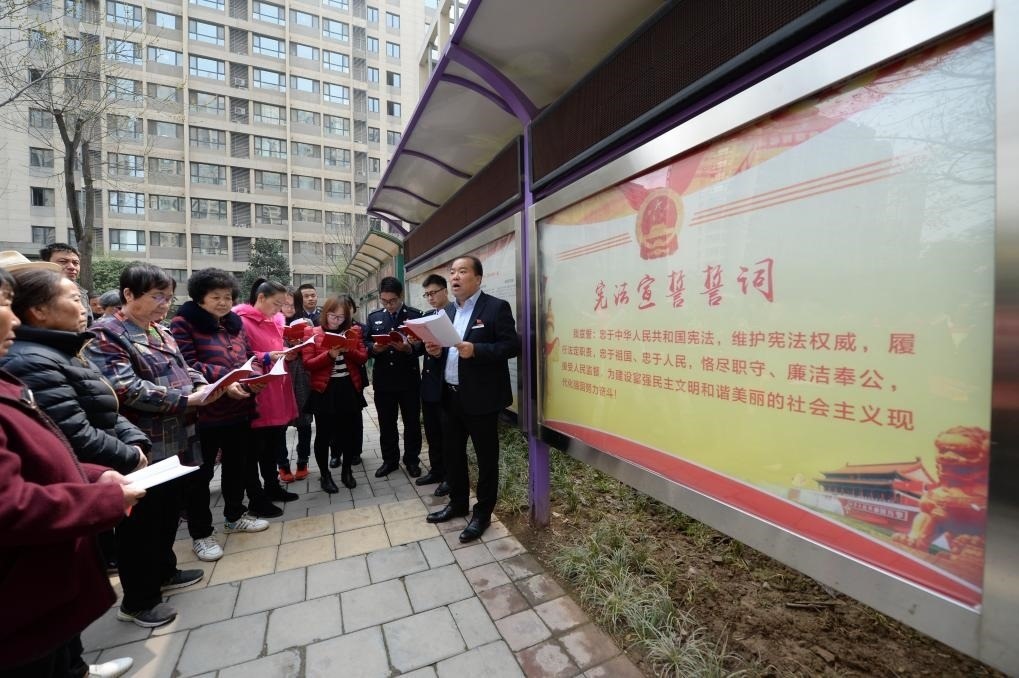 2018年3月20日，陜西寶倫律師事務所專職律師白銀濤（右一）在西安華遠君城社區(qū)宣傳憲法知識。新華社記者 李一博 攝