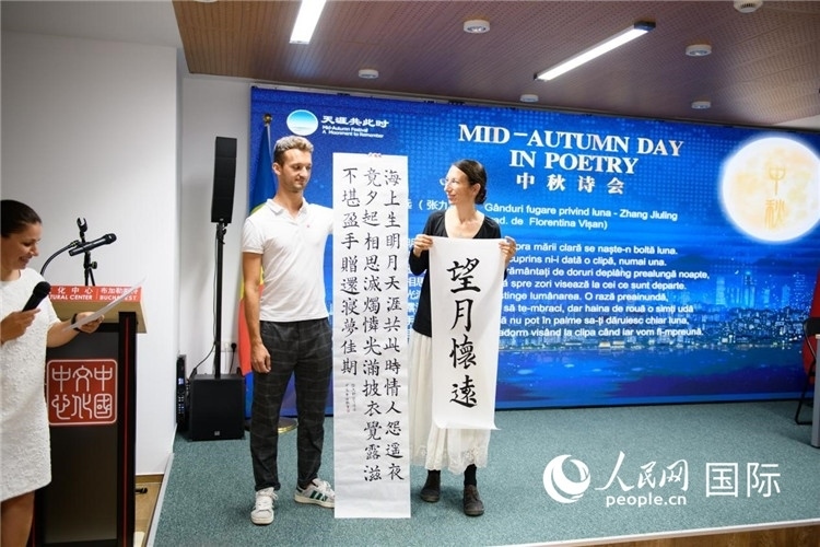 現(xiàn)場(chǎng)的羅馬尼亞書(shū)法愛(ài)好者書(shū)寫(xiě)并展示作品。傅永山攝