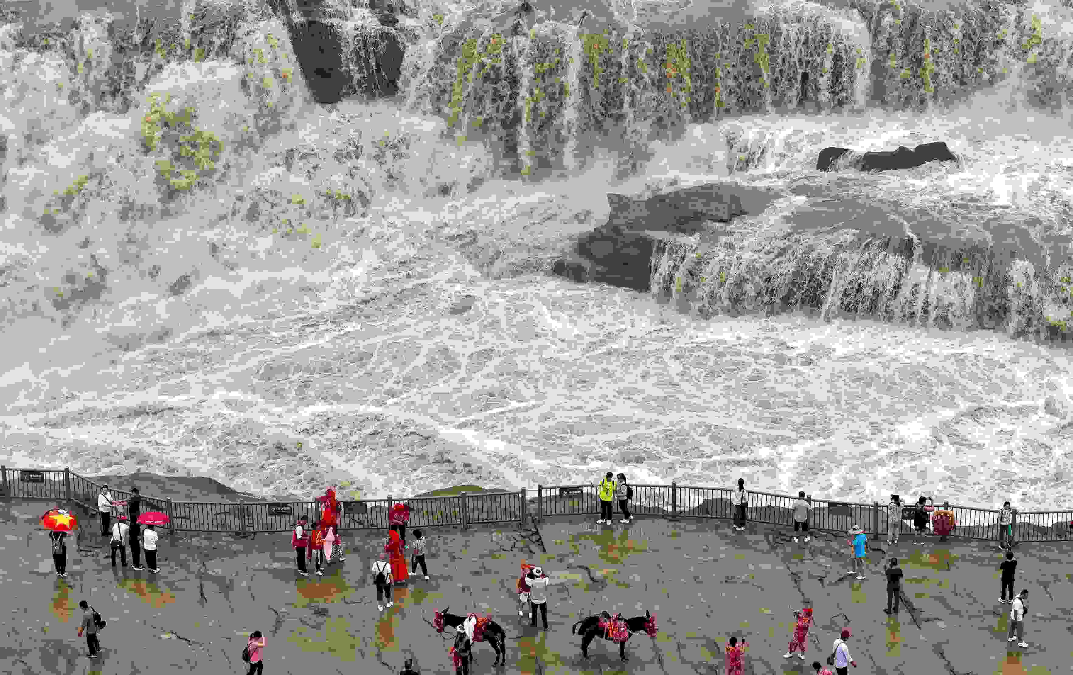 △9月9日，游客在黃河壺口瀑布景區(qū)游覽。