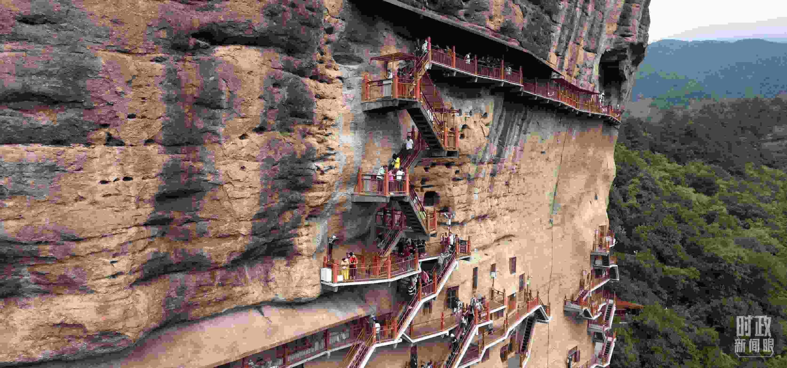 △麥積山石窟是國(guó)家5A級(jí)旅游景區(qū)，2024年上半年累計(jì)接待游客57萬(wàn)人。（總臺(tái)國(guó)廣記者李晉拍攝）