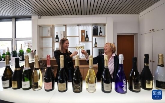 9月13日，在法國蘭斯附近的希尼萊羅斯，人們?cè)诩氧畞喛偛肯碛孟銠壘?。新華社記者 高靜 攝