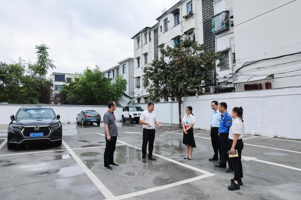 2024年9月11日，在浙江省湖州市，湖州吳興區(qū)人大代表、人大飛英街道工委代表及塔下街社區(qū)代表前往已改建的一處停車場(chǎng)進(jìn)行實(shí)地調(diào)研，監(jiān)督該改建項(xiàng)目的完成情況。新華社記者 徐昱 攝