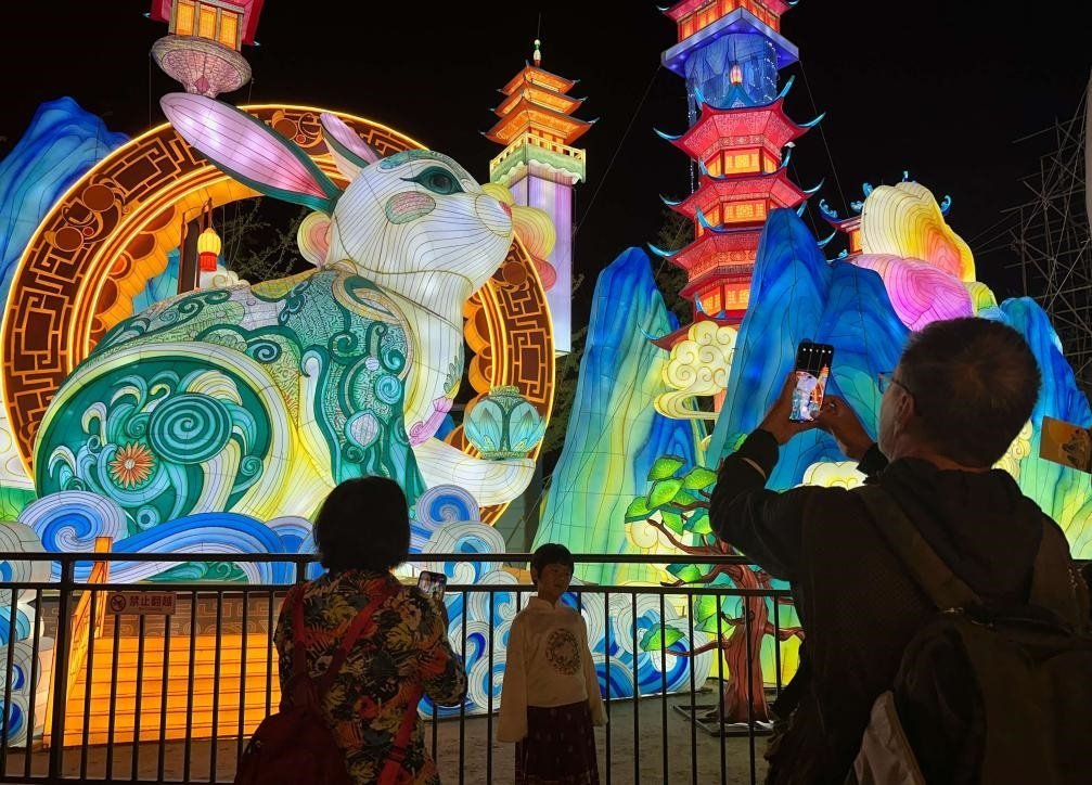 市民游客在2024年北京中秋國慶彩燈游園會(huì)欣賞彩燈。新華社記者楊淑君 攝