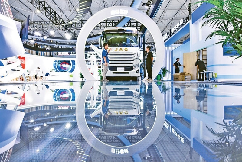 黨的二十屆三中全會(huì)提出，加快構(gòu)建促進(jìn)數(shù)字經(jīng)濟(jì)發(fā)展體制機(jī)制，完善促進(jìn)數(shù)字產(chǎn)業(yè)化和產(chǎn)業(yè)數(shù)字化政策體系。2024年8月28日至30日，2024中國國際大數(shù)據(jù)產(chǎn)業(yè)博覽會(huì)在貴州貴陽舉辦。圖為工作人員在介紹無人駕駛重型卡車。 新華社記者 楊文斌/攝