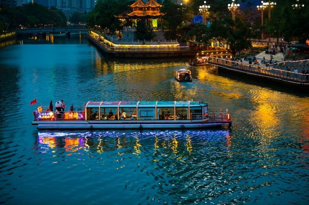 成都“夜游錦江”火鍋船。（唐斌治 攝）