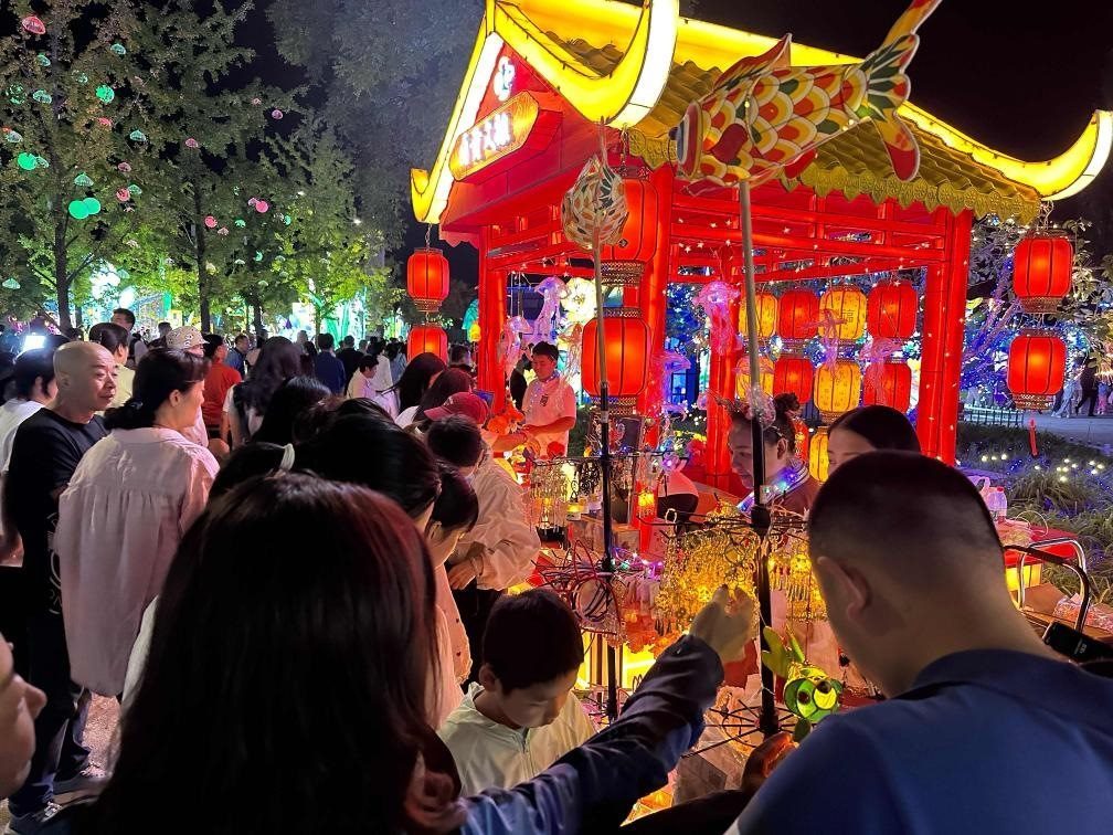 市民游客在2024年北京中秋國慶彩燈游園會(huì)上選購特色文創(chuàng)商品。新華社記者楊淑君 攝