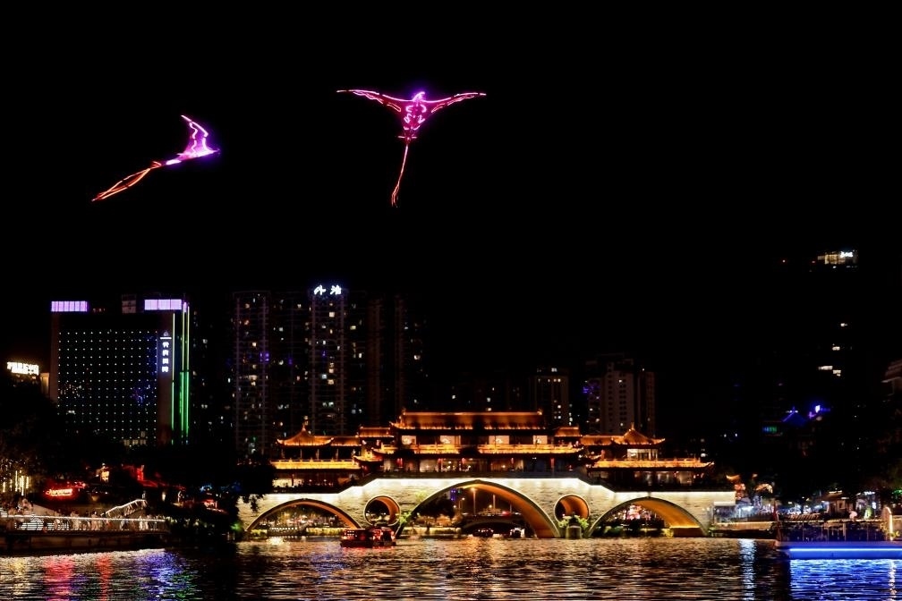 成都“夜游錦江”低空飛行裝置與游船伴飛。（唐斌治 攝）