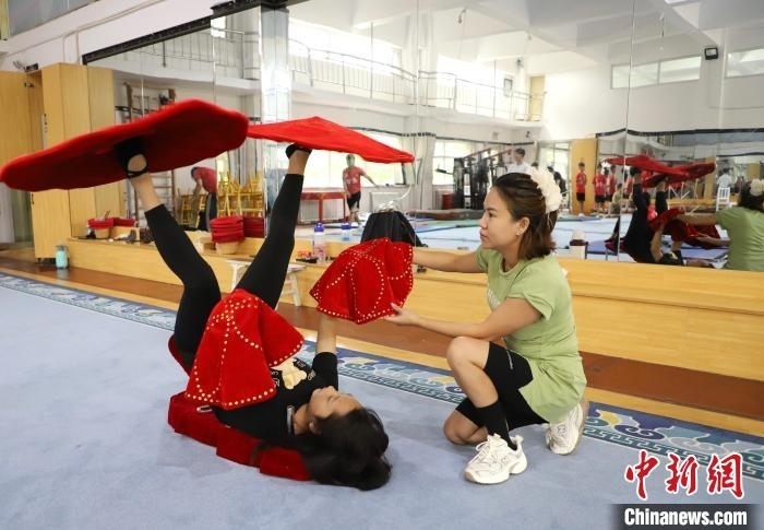 9月13日，來自老撾的紅姆(右)指導(dǎo)學(xué)員雜技動(dòng)作。 馬天龍 攝