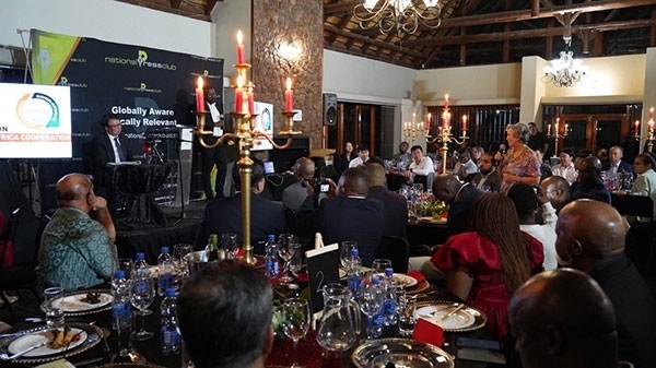 吳大使回答記者提問。人民網(wǎng) 劉暢攝