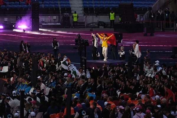 中國選手登上最高領獎臺。人民網記者 于超凡攝