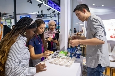 觀眾正在品嘗伊朗的藏紅花茶。人民網(wǎng)記者 翁奇羽攝