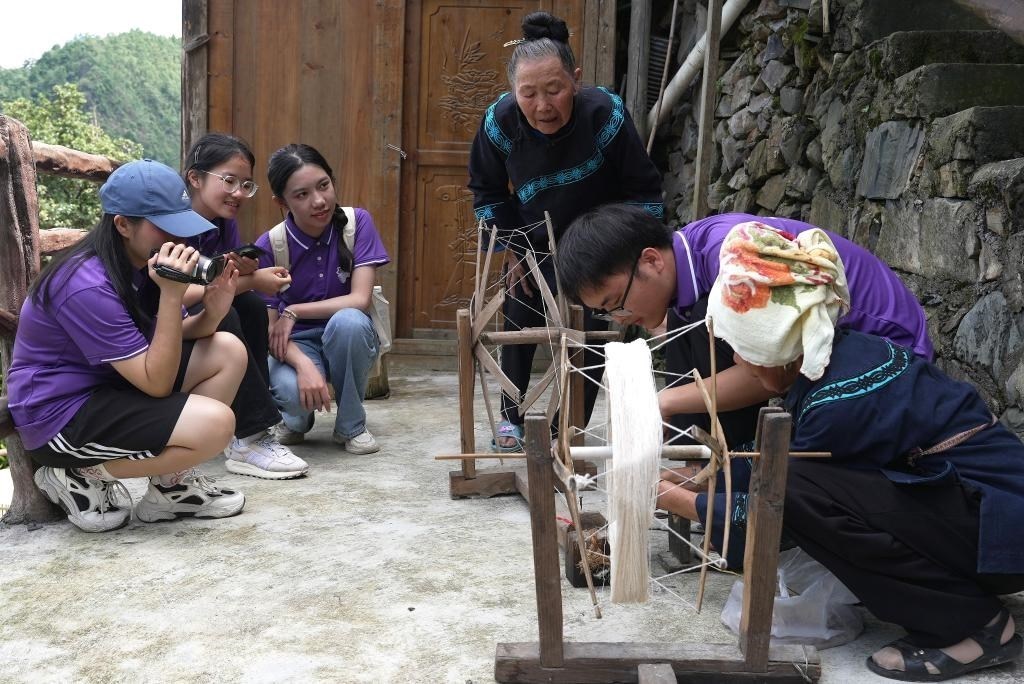 南開大學(xué)師生在貴州省雷山縣南猛村了解鄉(xiāng)村振興成就。（受訪者供圖）