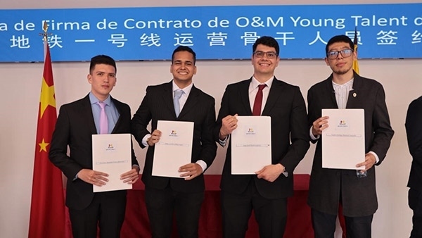 當(dāng)?shù)貢r(shí)間9月13日，40名哥倫比亞青年與中企承建運(yùn)營(yíng)的波哥大地鐵一號(hào)線項(xiàng)目簽約，不久將前往中國(guó)進(jìn)行為期15個(gè)月的專業(yè)地鐵知識(shí)培訓(xùn)。圖為部分學(xué)員在簽約儀式上展示所簽的協(xié)議。 波哥大地鐵一號(hào)線項(xiàng)目供圖