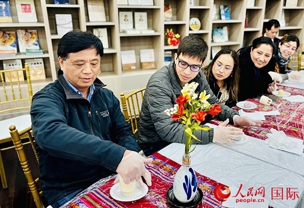 前來參加活動(dòng)的利馬居民共同制作冰皮月餅。人民網(wǎng)記者 宋亦然攝