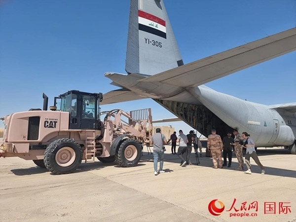 圖為伊拉克正在裝運救援物資。人民網(wǎng) 伊納斯攝