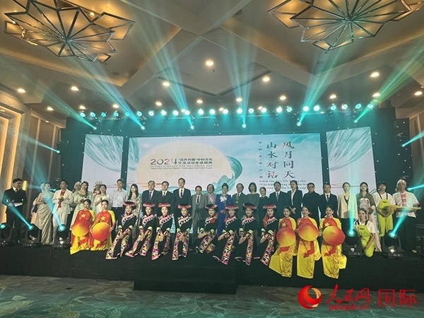 兩國嘉賓與中越藝術(shù)家現(xiàn)場合影。人民網(wǎng)記者 楊曄攝