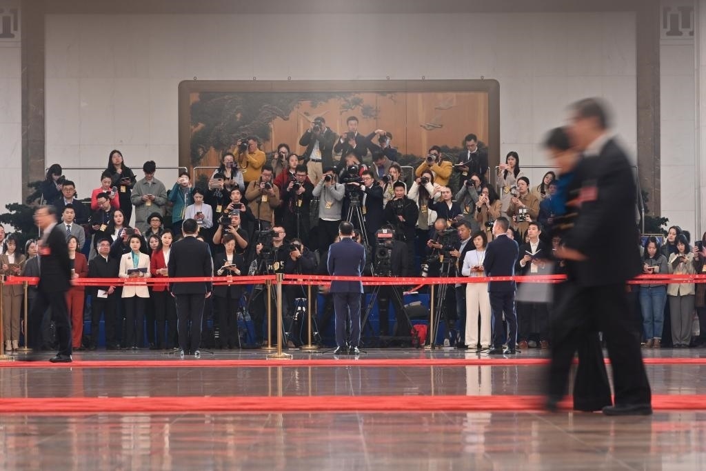 2024年3月10日，全國(guó)政協(xié)十四屆二次會(huì)議第三場(chǎng)“委員通道”集體采訪活動(dòng)在北京人民大會(huì)堂舉行。新華社記者 宋為偉 攝