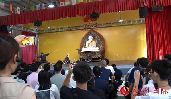 日本少林寺拳法青年代表團(tuán)觀看少林拳表演。人民網(wǎng)記者 張麗婭攝