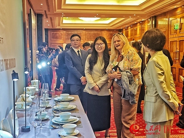 英國(guó)觀眾參觀“景德鎮(zhèn)制”區(qū)域品牌新品。人民網(wǎng)記者 邢雪攝
