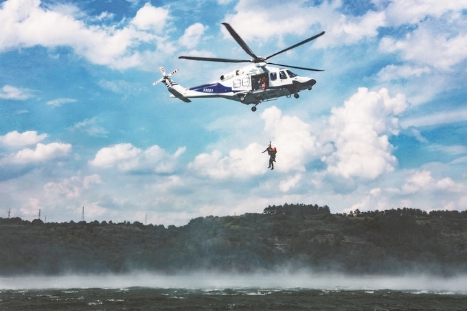 ▼7月17日，浙江省新昌縣公安局聯(lián)合浙江省公安廳警務(wù)航空隊在長詔水庫水域及周邊開展救援演練。王樟林?jǐn)z