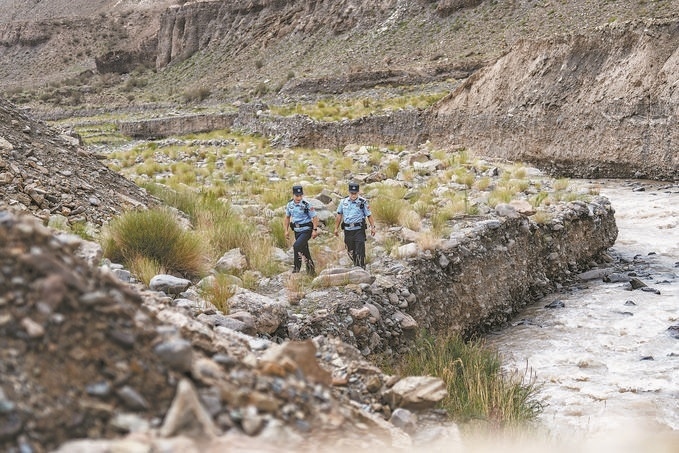 7月19日，新疆邊檢總站克州邊境管理支隊康蘇邊境檢查站民警輔警來到轄區(qū)烏恰縣康蘇水庫開展巡邏。明懿攝