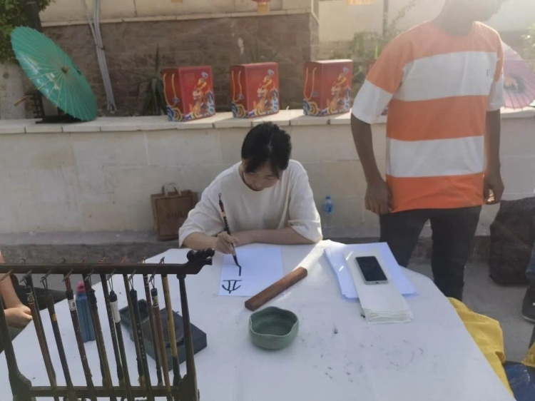 開(kāi)羅文化中心漢語(yǔ)教師表演中國(guó)書(shū)法。開(kāi)羅中國(guó)文化中心供圖