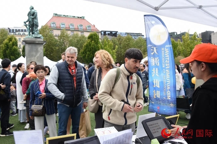 排隊等候品嘗中國美食的游客。人民網(wǎng)記者 殷淼攝