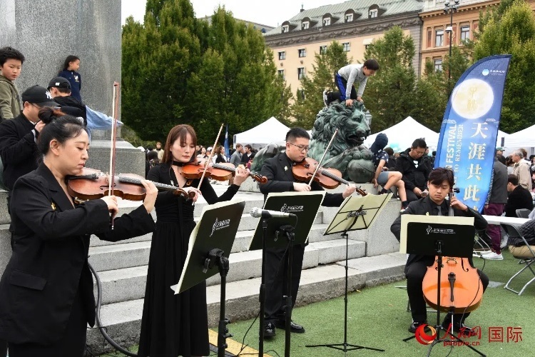 上海愛樂樂團“快閃”活動一瞥。人民網(wǎng)記者 殷淼攝
