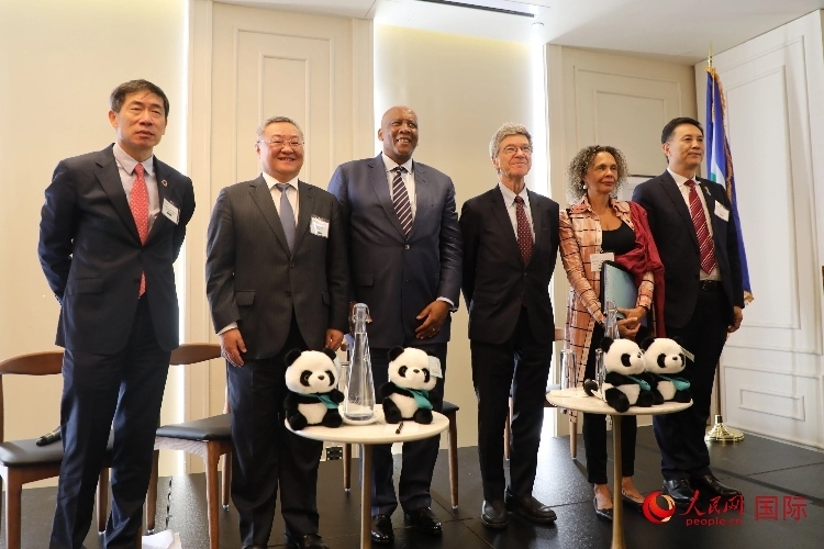 萊索托國王萊齊耶三世、中國常駐聯(lián)合國代表傅聰?shù)燃钨e出席活動。人民網(wǎng)記者 李志偉攝