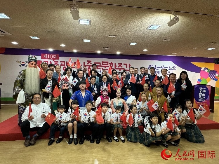 中韓雙方嘉賓和演員在中國(guó)文化周開幕式上合影留念。人民網(wǎng)記者 莽九晨攝