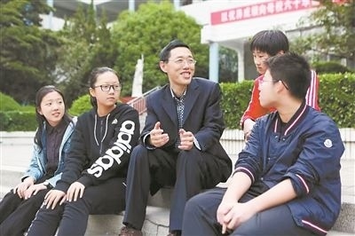 淮北市首批高層次人才儲備金獲得者、淮北市第一中學(xué)教師陳超（左三）在與學(xué)生交談?；幢笔形瞬殴ぷ骶止﹫D