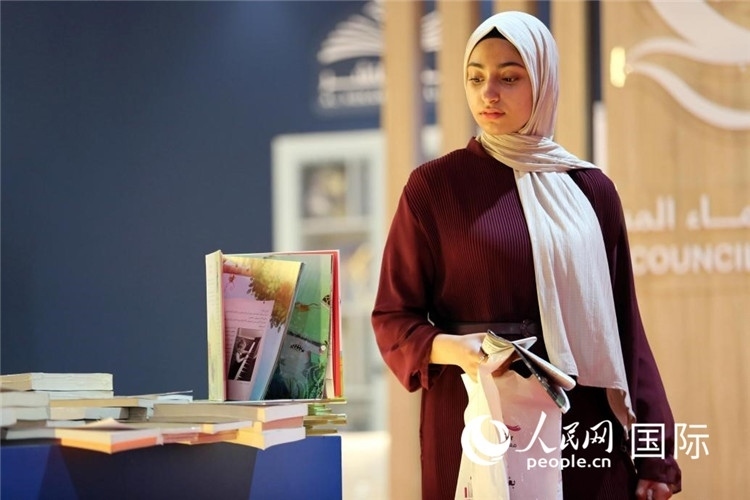 一名女性走過(guò)展臺(tái)。人民網(wǎng) 奧馬爾·哈利勒攝