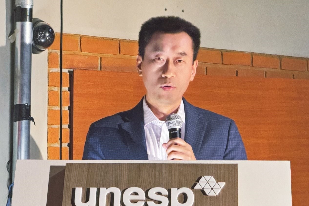 中國駐圣保羅總領(lǐng)事館副總領(lǐng)事田玉震在活動(dòng)中致辭。圣保羅州立大學(xué)孔子學(xué)院供圖