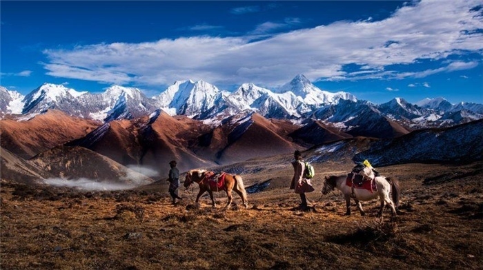 “守護(hù)貢嘎”是當(dāng)?shù)卮迕駱闼氐男拍詈妥园l(fā)的行動(dòng)。圖為貢嘎山“馬背巡護(hù)隊(duì)”開(kāi)展日常巡護(hù)工作 林革文攝