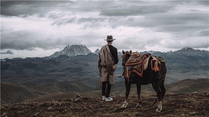 在康定八郎生都星空營(yíng)地，村里的青年丹真德勒牽馬注視世代生活的家園。八郎村提供