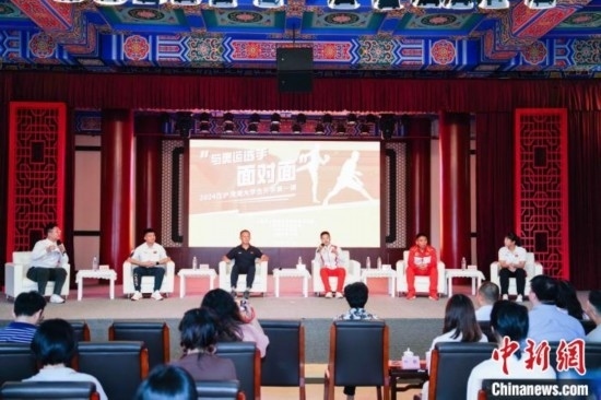 吳愉、王德新、沈?qū)W軍、江海東、朱曉蕾與在座同學(xué)們分享個人的體育故事與成長感悟。上海市港澳辦供圖