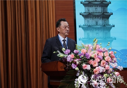 北京語言大學黨委書記倪海東在“走進中華文明——海絲印記 世遺泉州”主題人文交流活動中致辭。人民網(wǎng) 王婧攝