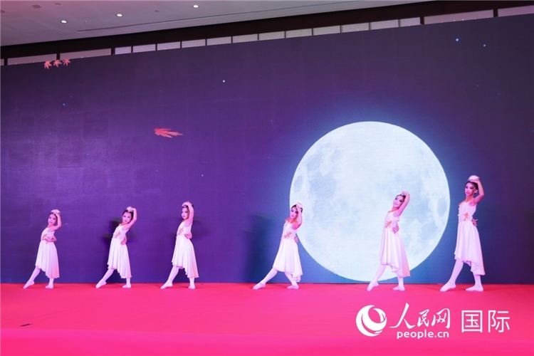 中國(guó)青少年歌舞表演。人民網(wǎng)記者任皓宇攝