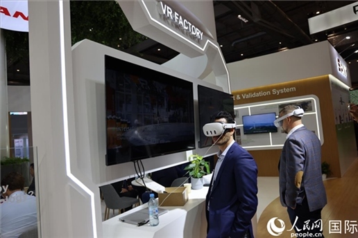 外國(guó)觀眾在通過(guò)VR參觀中國(guó)風(fēng)電企業(yè)智慧工廠。人民網(wǎng)記者 劉仲華攝