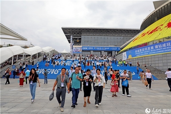 第二十一屆東博會展館外，參觀者步行離場。人民網(wǎng)記者趙益普攝