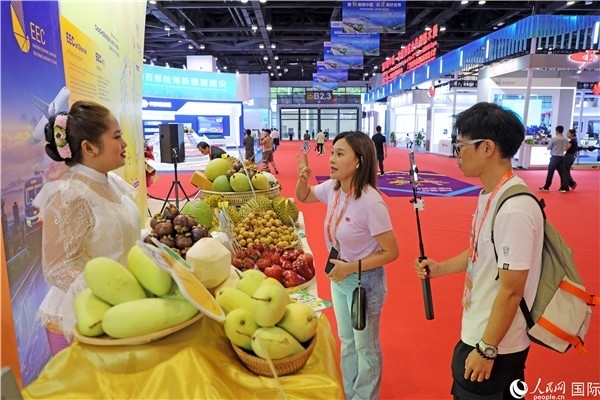 在東博會泰國展區(qū)，參觀者在向泰方工作人員了解泰國水果情況。人民網(wǎng)記者趙益普攝