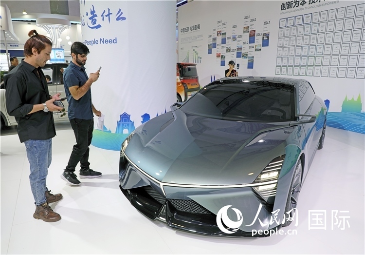 東博會上，上汽通用五菱展出的一款名為“東盟之光”的新能源概念車吸引參觀者駐足。人民網(wǎng)記者趙益普攝