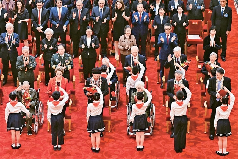 2024年9月29日，中華人民共和國國家勛章和國家榮譽(yù)稱號頒授儀式在北京人民大會堂隆重舉行。圖為少先隊員向國家勛章和國家榮譽(yù)稱號獲得者敬禮致意。 新華社記者 岳月偉/攝