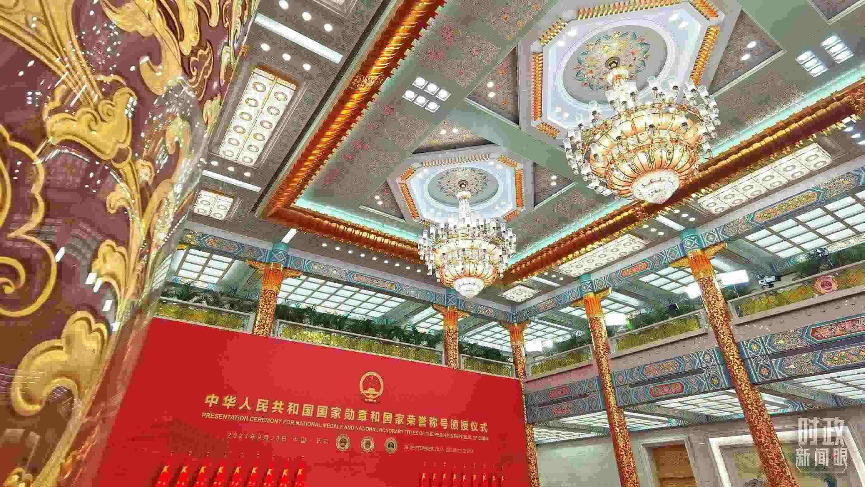 人民大會(huì)堂金色大廳燈光璀璨。（總臺(tái)央視記者郭鴻拍攝）