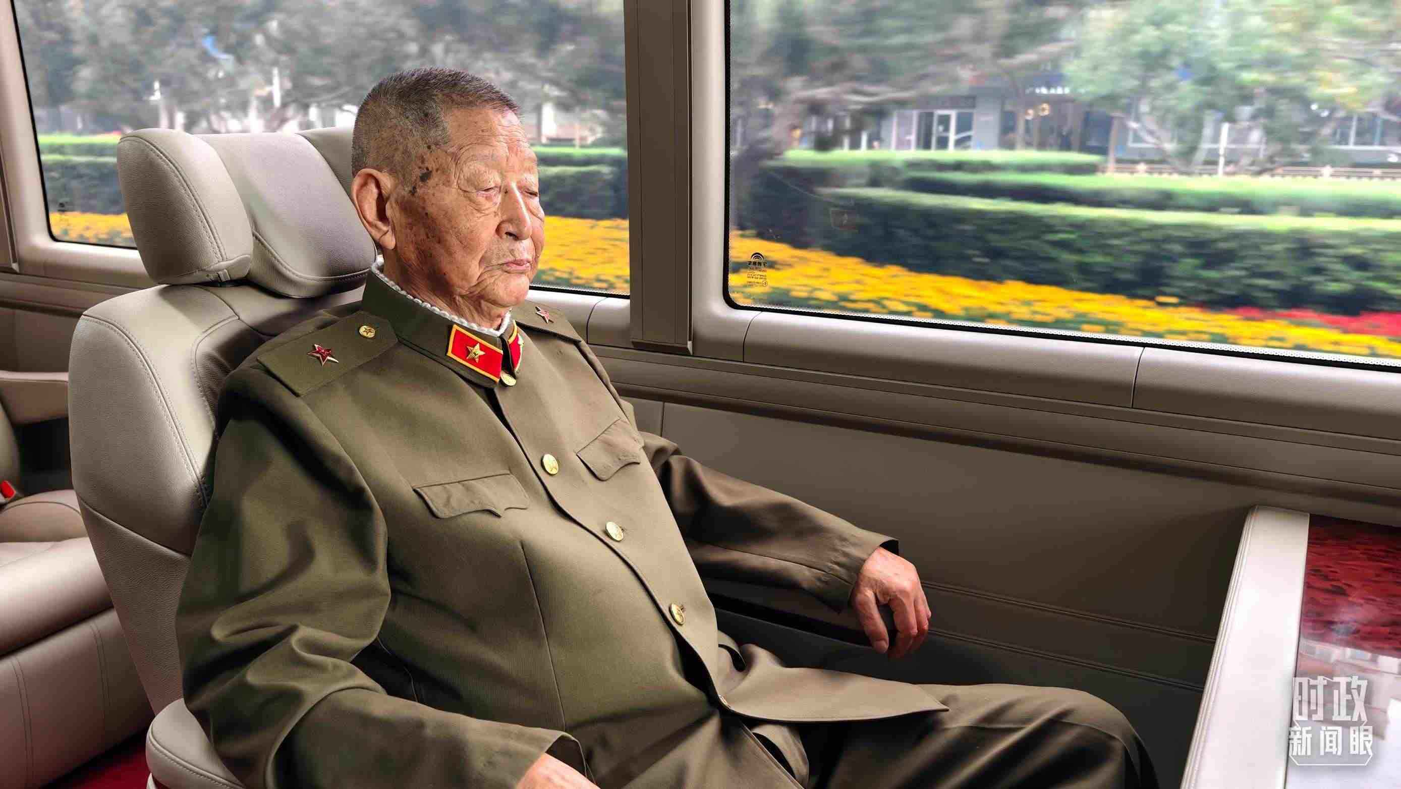 “共和國(guó)勛章”獲得者黃宗德乘坐禮賓車前往人民大會(huì)堂。（總臺(tái)央視記者胡瑋拍攝）