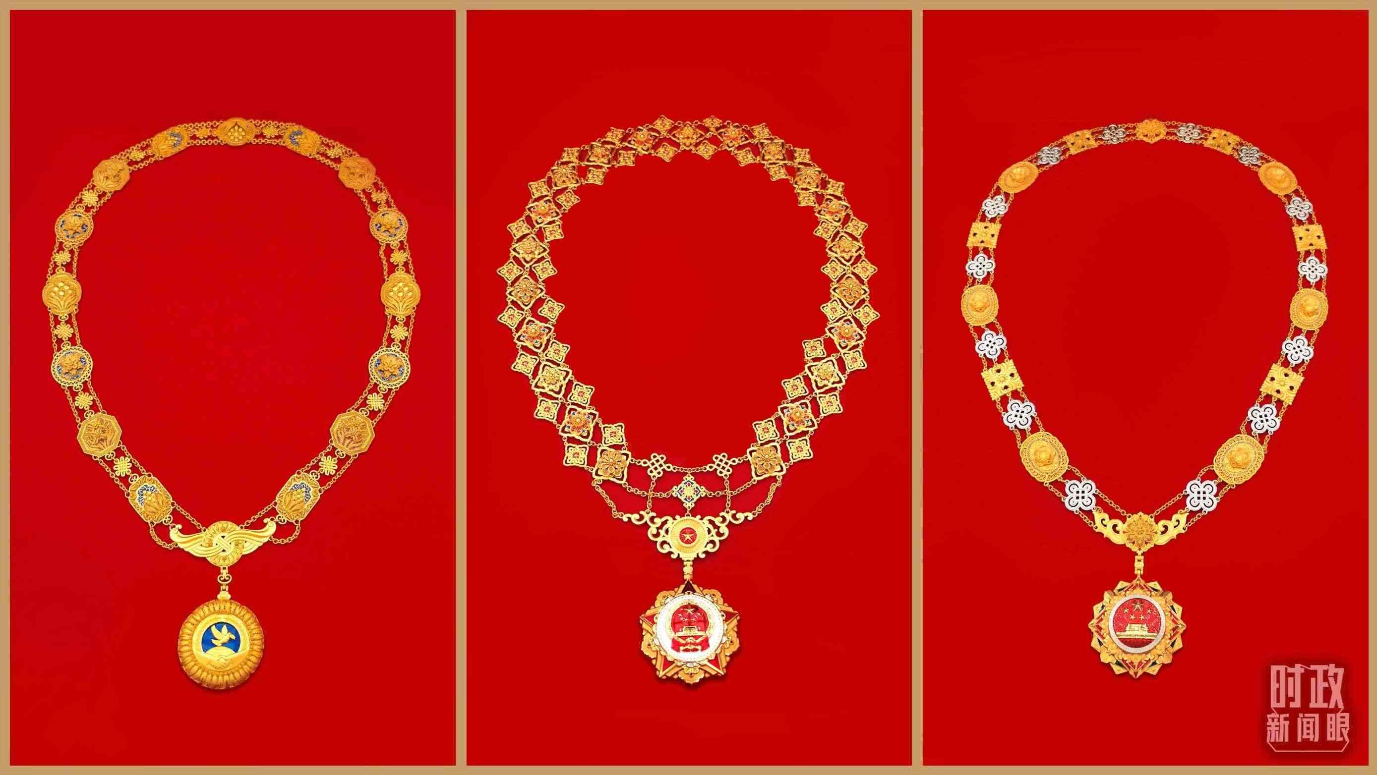 “共和國(guó)勛章”（中）、“友誼勛章”（左）和國(guó)家榮譽(yù)稱號(hào)獎(jiǎng)?wù)拢ㄓ遥?。（總臺(tái)央視記者郭鴻、鄂介甫拍攝）